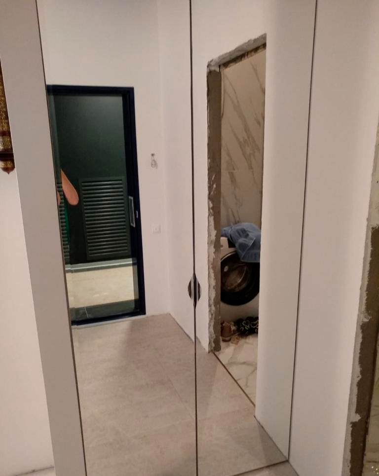 Зеркальный шкаф в прихожую с распашными дверями